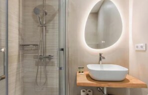 Hair dryer, towels, soap, toilet paper - Modern & Bright 3-Bedroom Apartment in Exclusive Salamanca District (Madrid)