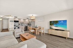 TV, offices - Gulf-View Beachfront Condo – Unit 203 – Longboat Key (Longboat Key)