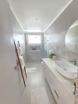 Douche, séchoir à cheveux, bidet, serviettes fournies