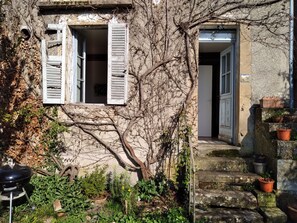 Exterior detail - Downtown apartment with garden (Avallon)