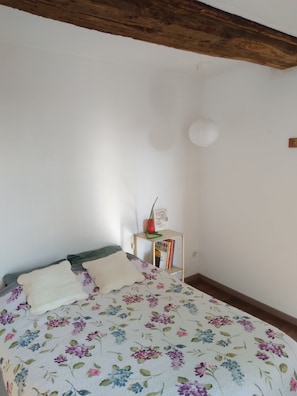 1 bedroom, free WiFi, bed sheets - Downtown apartment with garden (Avallon)