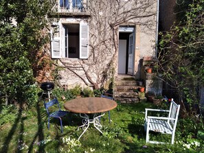 Outdoor dining - Downtown apartment with garden (Avallon)