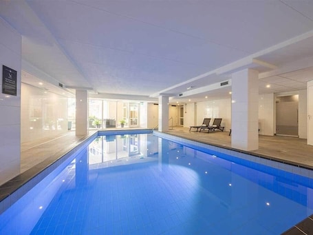 Innenpool. Warm Stay! Sauna, Indoor Swimming Pool, & Short Walk to Schoorl Beach