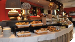 Un buffet garni de divers plats et une lampe.
