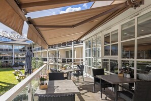 Outdoor dining - Relaxing Retreat, Indoor Pool Onsite, Sauna & Close to Egmond aan Zee Beach (Schoorl)