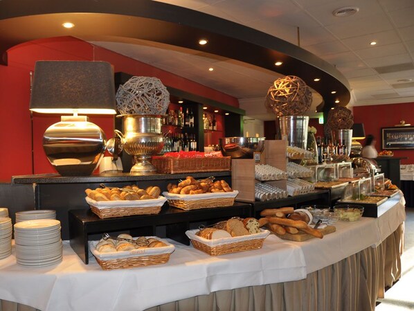 Un buffet garni de divers plats et une lampe.