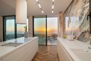 Fridge, microwave, oven, stovetop - Lux 250m NEW Villa E with heated pool, ocean view (Costa Adeje)