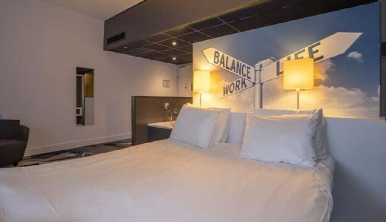 Sink into crisp linens and let the city day fade.