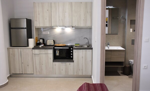 Fridge, oven, coffee/tea maker, cookware/dishes/utensils