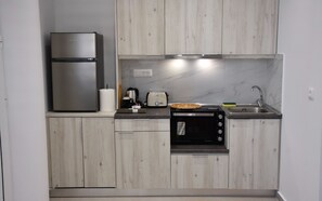 Fridge, oven, coffee/tea maker, cookware/dishes/utensils - Casa di Pino C in Paradisi Square near Airport (Paradisi)