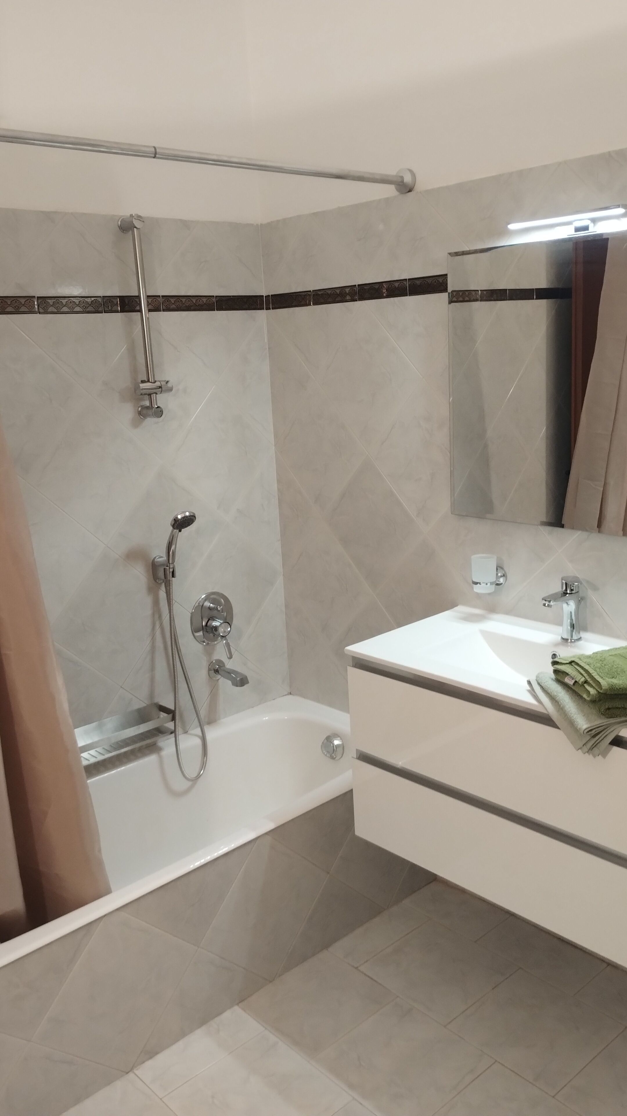 Asciugacapelli, bidet, asciugamani, sapone