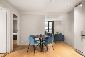 Une cuisine moderne avec un coin repas, un plancher en bois et une vue sur la ville.