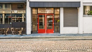 Un edificio con puerta roja y el letrero "MUNKEGARDEN STRANDGATEN 195".