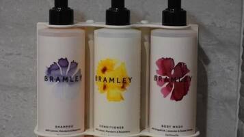 Casa de campo superior, vistas al jardín | Servicios del cuarto de baño