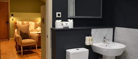 Casa de campo superior, vista al jardín | Baño