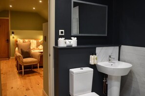 Stuga Superior - utsikt mot trädgården | Badrum