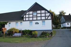 Ein traditionelles Fachwerkhäuschen mit einem Schild, auf dem 'Ferenhaus Karles' steht.