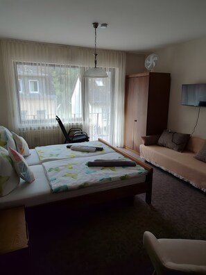 Room - Room 'Zimmer 2 1og' with Shared Garden, Balcony and Wi-Fi (Klotten)