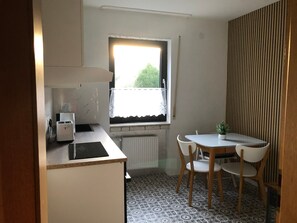 Fridge, microwave, oven, stovetop - Room 'Zimmer 2 1og' with Shared Garden, Balcony and Wi-Fi (Klotten)