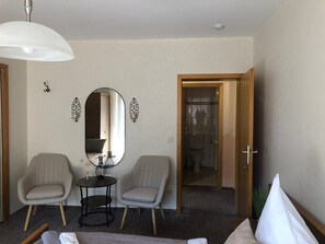 Interior - Room 'Zimmer 2 1og' with Shared Garden, Balcony and Wi-Fi (Klotten)