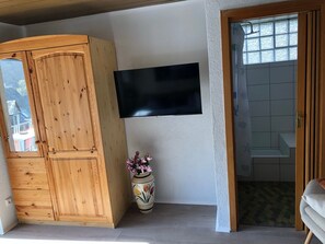Interior - Room 2D, 2nd Floor with Shared Garden, Balcony and Wi-Fi (Klotten)