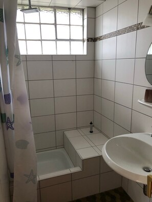 Bathroom - Room 2D, 2nd Floor with Shared Garden, Balcony and Wi-Fi (Klotten)