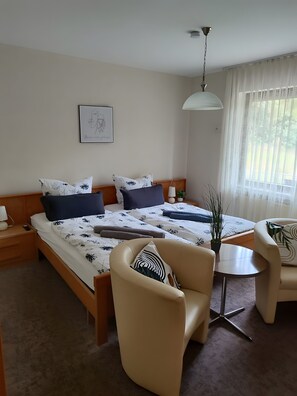 Room - Room 'Zimmer 3D, Antik 2og' with Shared Garden, Balcony and Wi-Fi (Klotten)