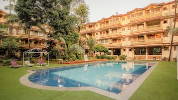 Departamento, 2 habitaciones, balcón | Alberca