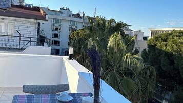 Familjesvit - 2 sovrum - utsikt mot bergen | Restaurang utomhus