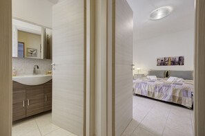 3 chambres, fer et planche à repasser, Wi-Fi, draps fournis