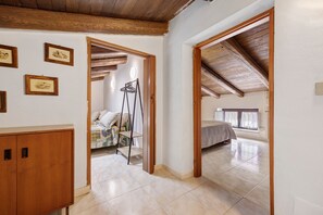 3 chambres, fer et planche à repasser, Wi-Fi, draps fournis