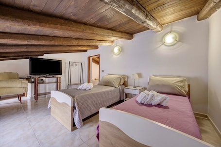 3 bedrooms, iron/ironing board, WiFi, bed sheets. Casa Sole e Mare with Mountain View, Wi-Fi and Air Conditioning