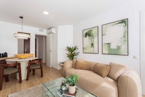 Living area - Discover a space designed for those seeking much more than just accommodation. This apartment combines elegance, functionality, and warmth in every corner, creating the perfect environment for extended stays. (MADRID)
