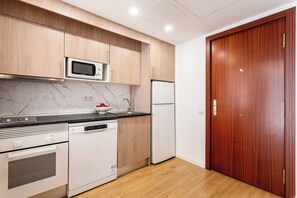 Private kitchen - Discover a space designed for those seeking much more than just accommodation. This apartment combines elegance, functionality, and warmth in every corner, creating the perfect environment for extended stays. (MADRID)