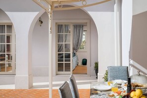 Outdoor dining - Villa Adele – The Luxury Hideaway<br>Exclusive villa for up to 8 guests with private pool near the Adriatic Sea. (Vabriga)