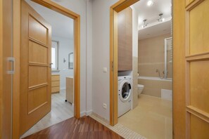Shower, hair dryer, towels, shampoo - Spacious Apartment | Balcony and Workspace (Warszawa)