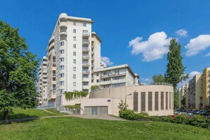 Exterior - Spacious Apartment | Balcony and Workspace (Warszawa)