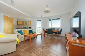 TV, offices - Spacious Apartment | Balcony and Workspace (Warszawa)
