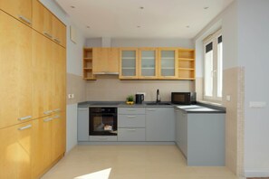 Fridge, microwave, oven, stovetop - Spacious Apartment | Balcony and Workspace (Warszawa)
