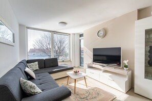 TV - Comfortable Apartment Amore near Poreč with Balcony for 4 Guests (Kufci)