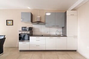 Fridge, microwave, oven, stovetop - Comfortable Apartment Amore near Poreč with Balcony for 4 Guests (Kufci)