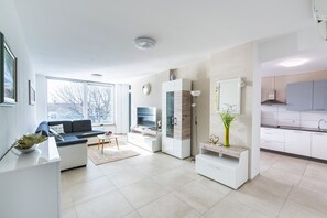 TV - Comfortable Apartment Amore near Poreč with Balcony for 4 Guests (Kufci)