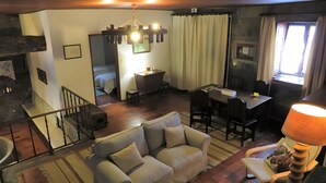 Un salon confortable avec un canapé, une table à manger et une cheminée.