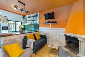 TV, fireplace