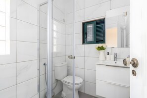 Douche, sèche-cheveux, serviettes fournies