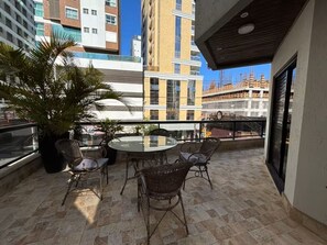 Outdoor dining - Spacious apartment 160m from the beach, 3 bedrooms, barbecue. (Itapema)