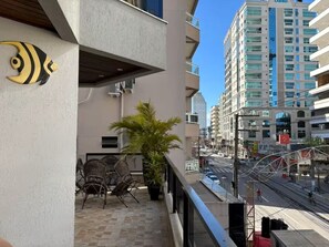 Terrace/patio - Spacious apartment 160m from the beach, 3 bedrooms, barbecue. (Itapema)