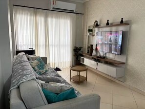 Living area - Spacious apartment 160m from the beach, 3 bedrooms, barbecue. (Itapema)