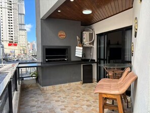 Outdoor dining - Spacious apartment 160m from the beach, 3 bedrooms, barbecue. (Itapema)