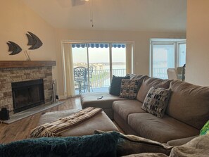 Smart TV, fireplace - Top‑floor 3BR/3BA lakeview condo at Regatta Bay with vaulted ceilings, private deck, and stunning views at the 12‑Mile Marker. Optional boat slip available. (Lake Ozark)